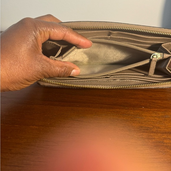 Michael Kors Wallet - Picture 6 of 7